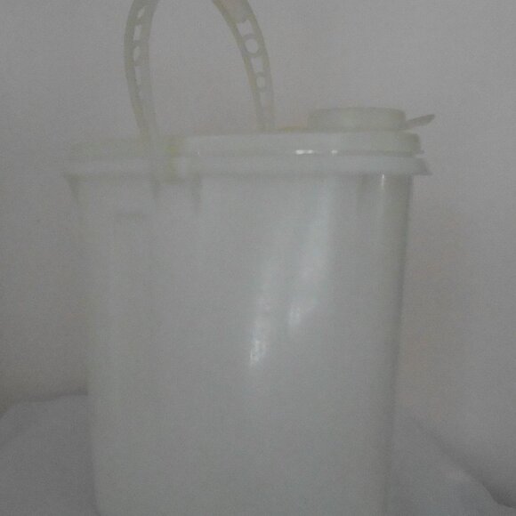 VTG Tupperware 2 Qt White Slim Beverage Storage Container w/Lid Cap & Handle - Picture 2 of 6